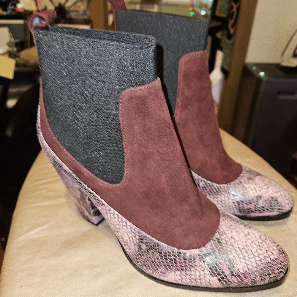 Deesigns Dee Ocleppo Hilfiger leather boots Size 8.5  Burgundy w Snakeskin look